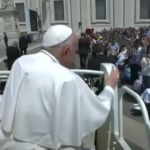 Papa comenta sobre a tensão da guerra e pede que novos Santos inspirem caminhos de diálogo