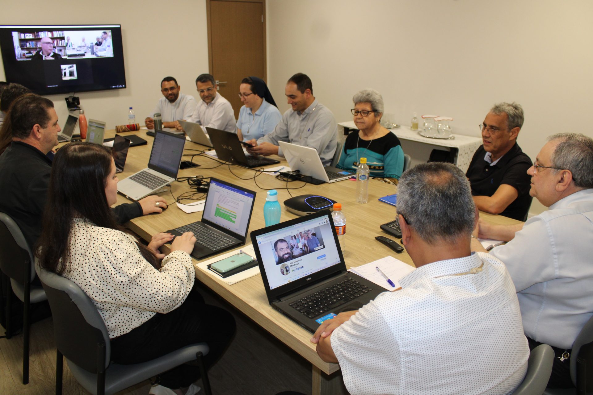 Equipe de animação do Sínodo 2023 no Brasil se encontra com o desafio de fazer a síntese das escutas diocesanas