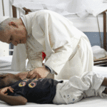 Papa visita Hospital São Paulo em Douala e leva conforto aos pacientes