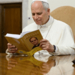 Papa Leão XIV recebe primeiro exemplar de ‘Livres sob a Graça’